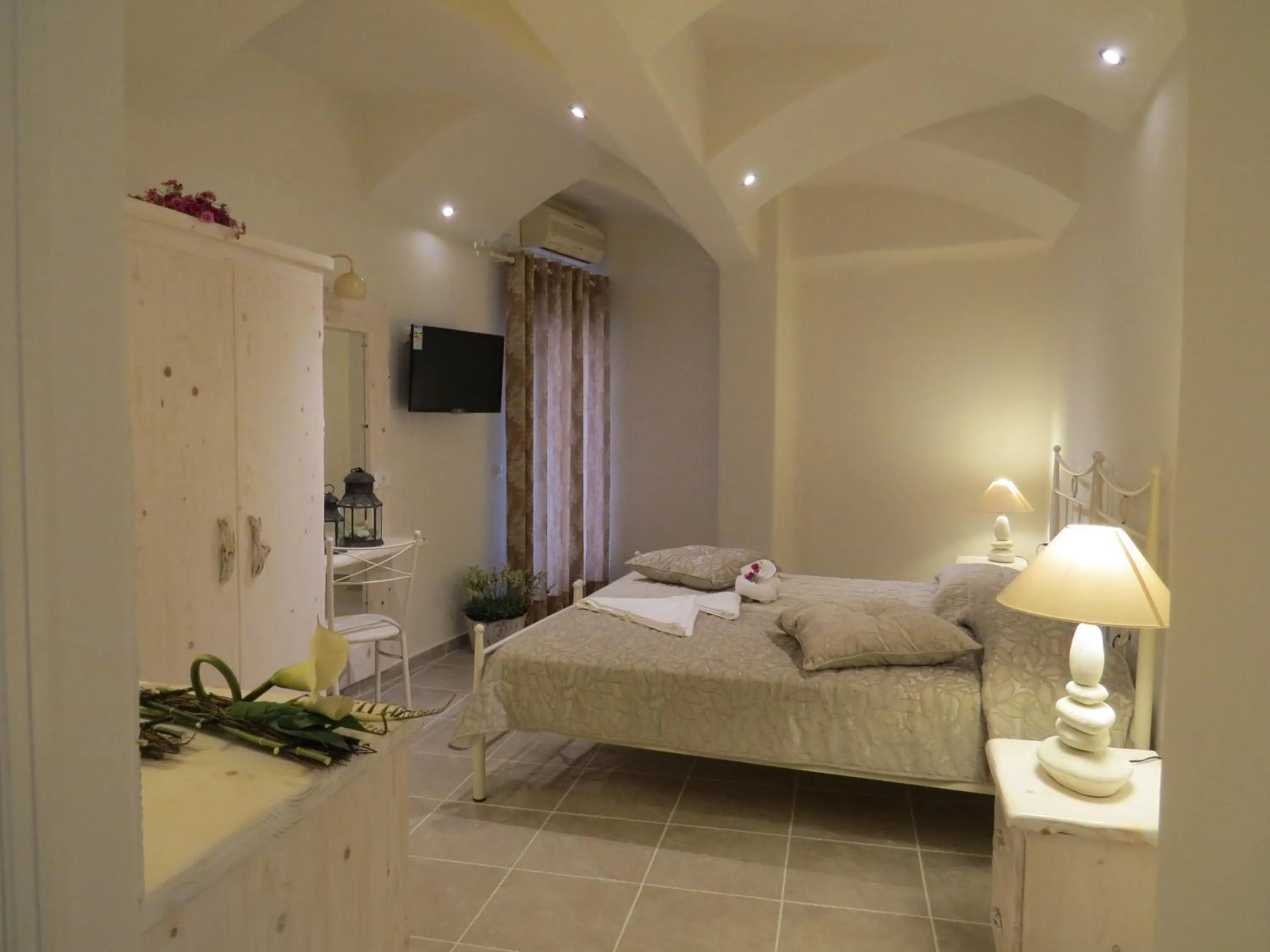 Bed in Villa Manos Hotel