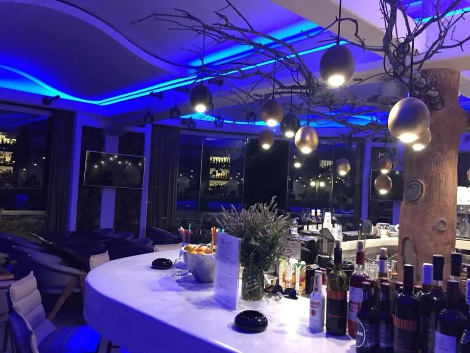 Restaurant/places to eat in Villa Manos Hotel