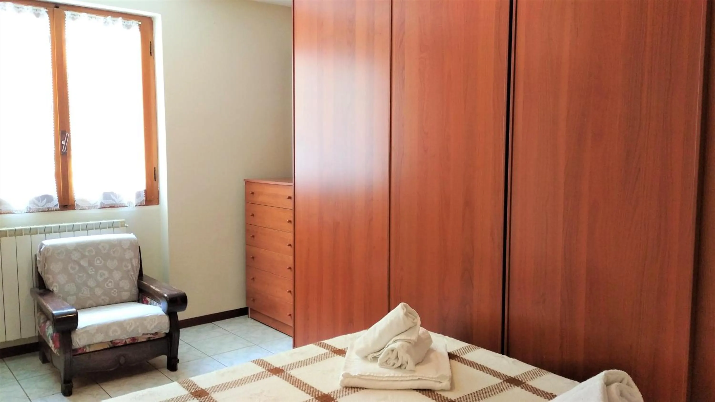 Photo of the whole room in Miryam
