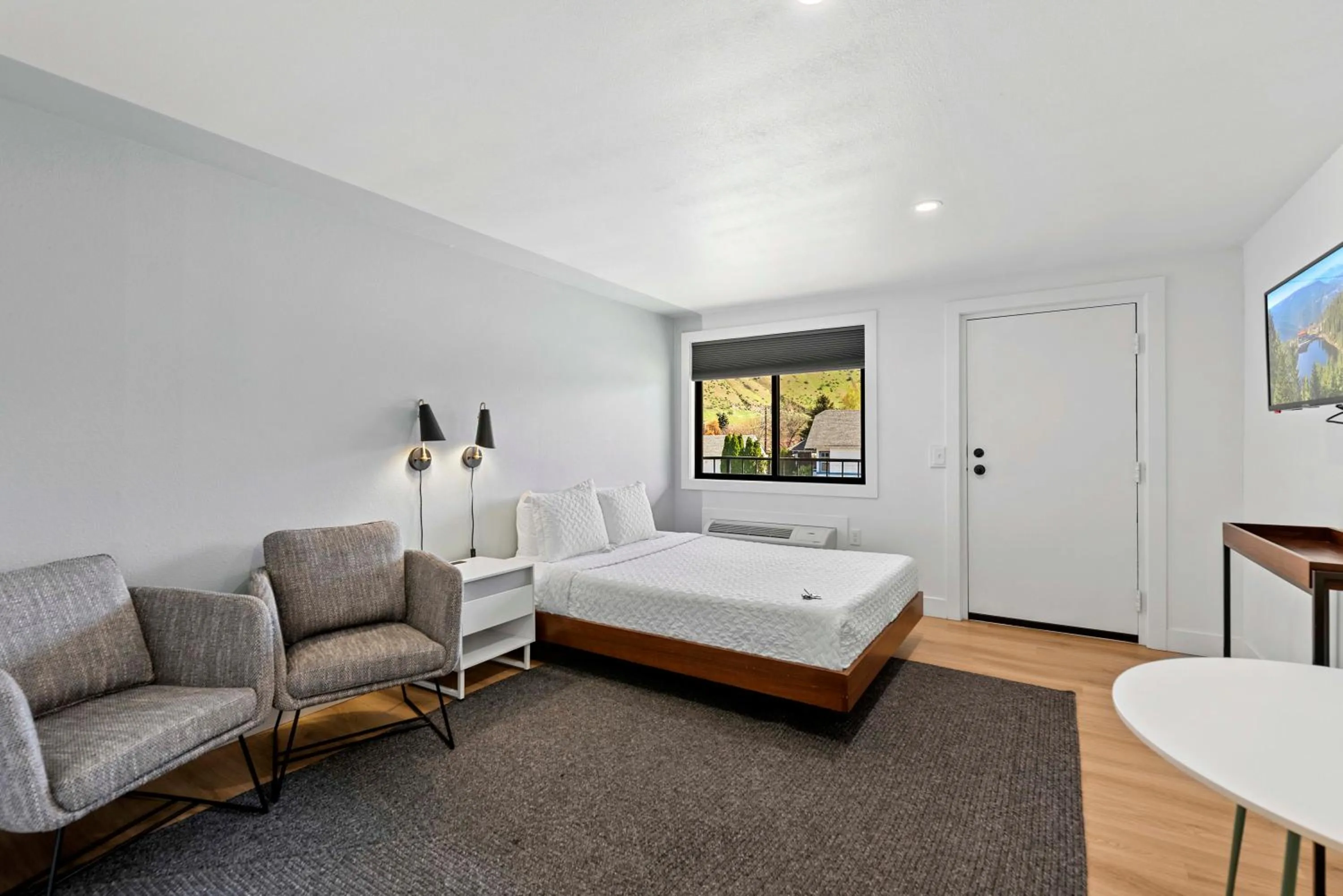 Photo of the whole room, Bed in Cashmere Inn