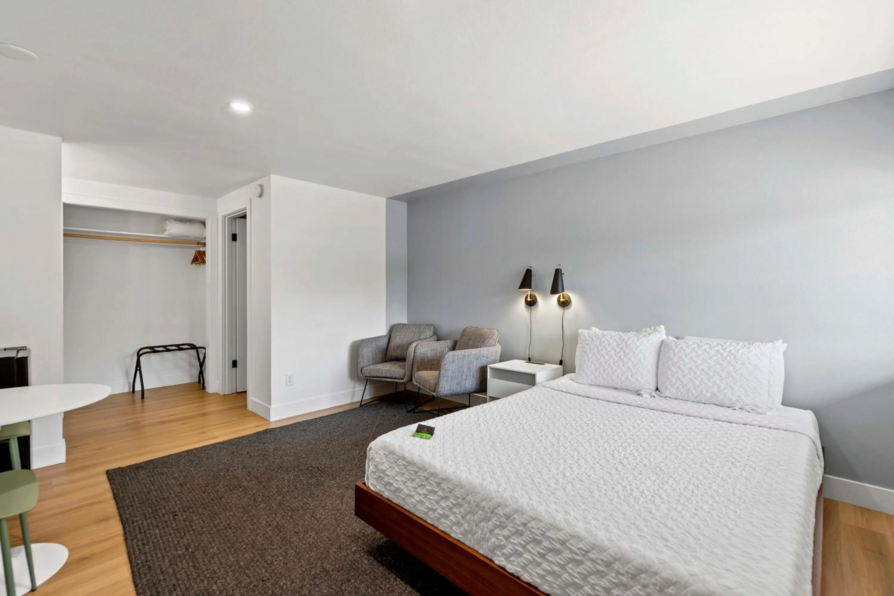 Photo of the whole room, Bed in Cashmere Inn