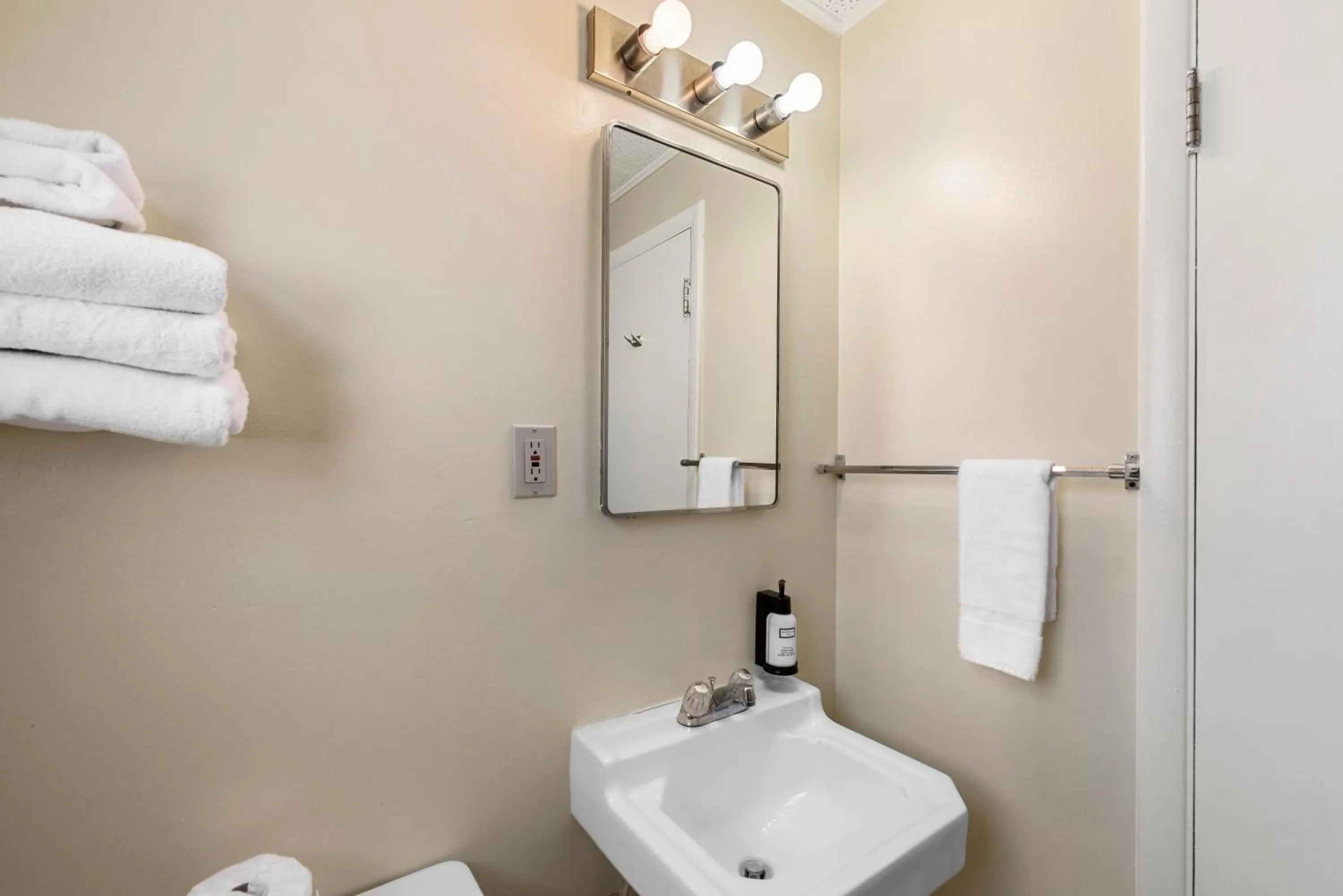 Bathroom in Cashmere Inn