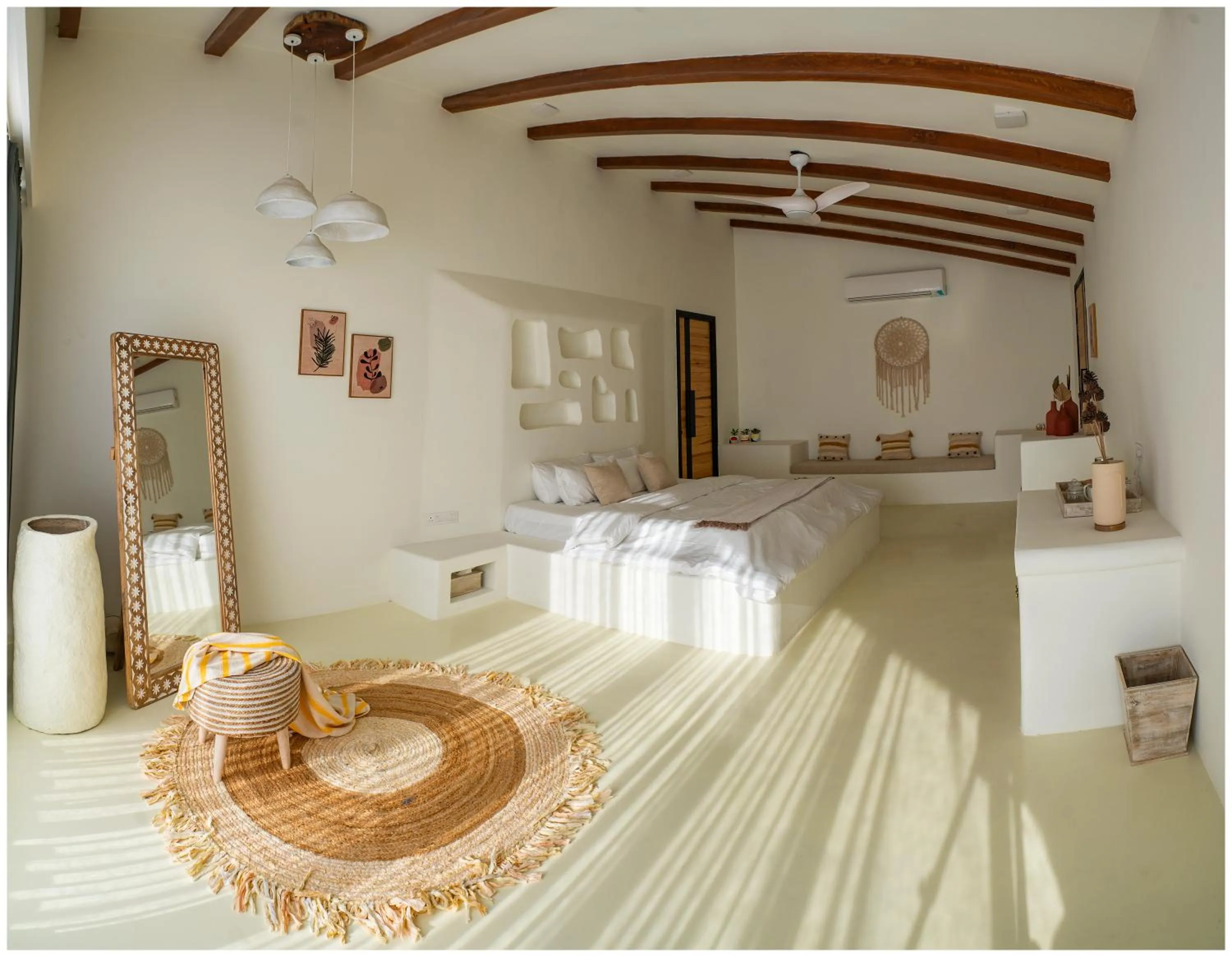 Bed in Casa Concreto- 5-Bedroom Luxury Villa with all weather Pool