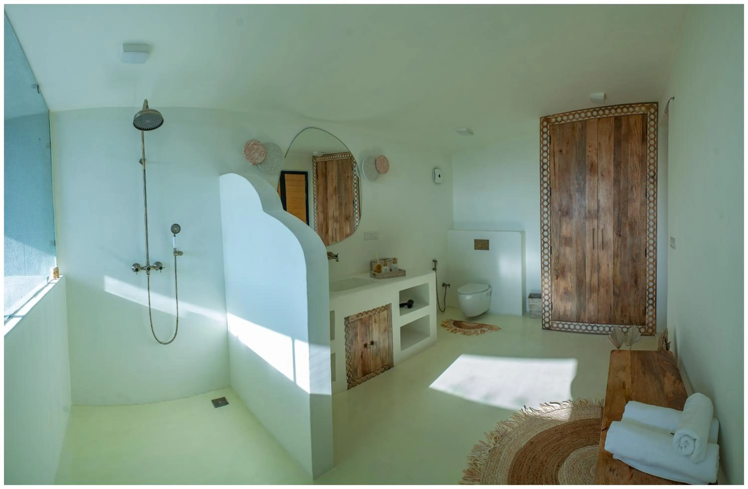 Bathroom, Bed in Casa Concreto- 5-Bedroom Luxury Villa with all weather Pool