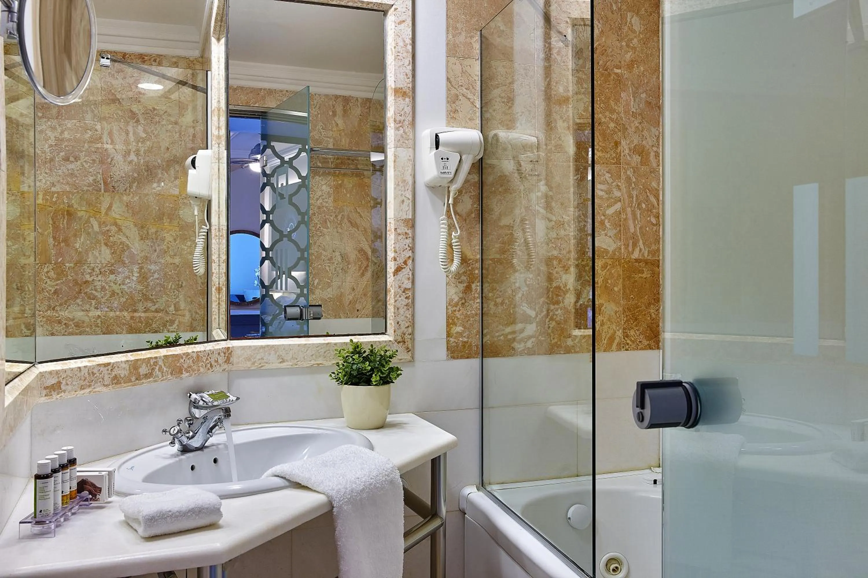 Bathroom in Knossos Royal