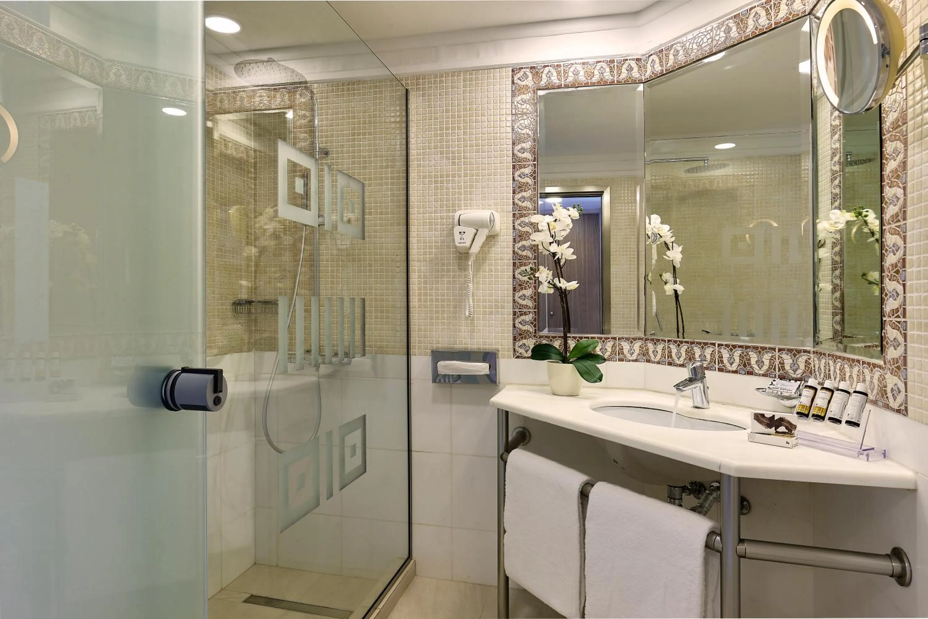 Bathroom in Knossos Royal