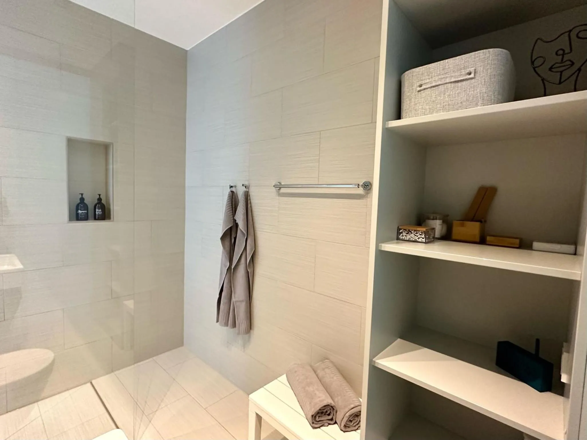 Shower in MEOS 1 -Zentrum-Balkon-Parkplatz-Gym-Uniklinik