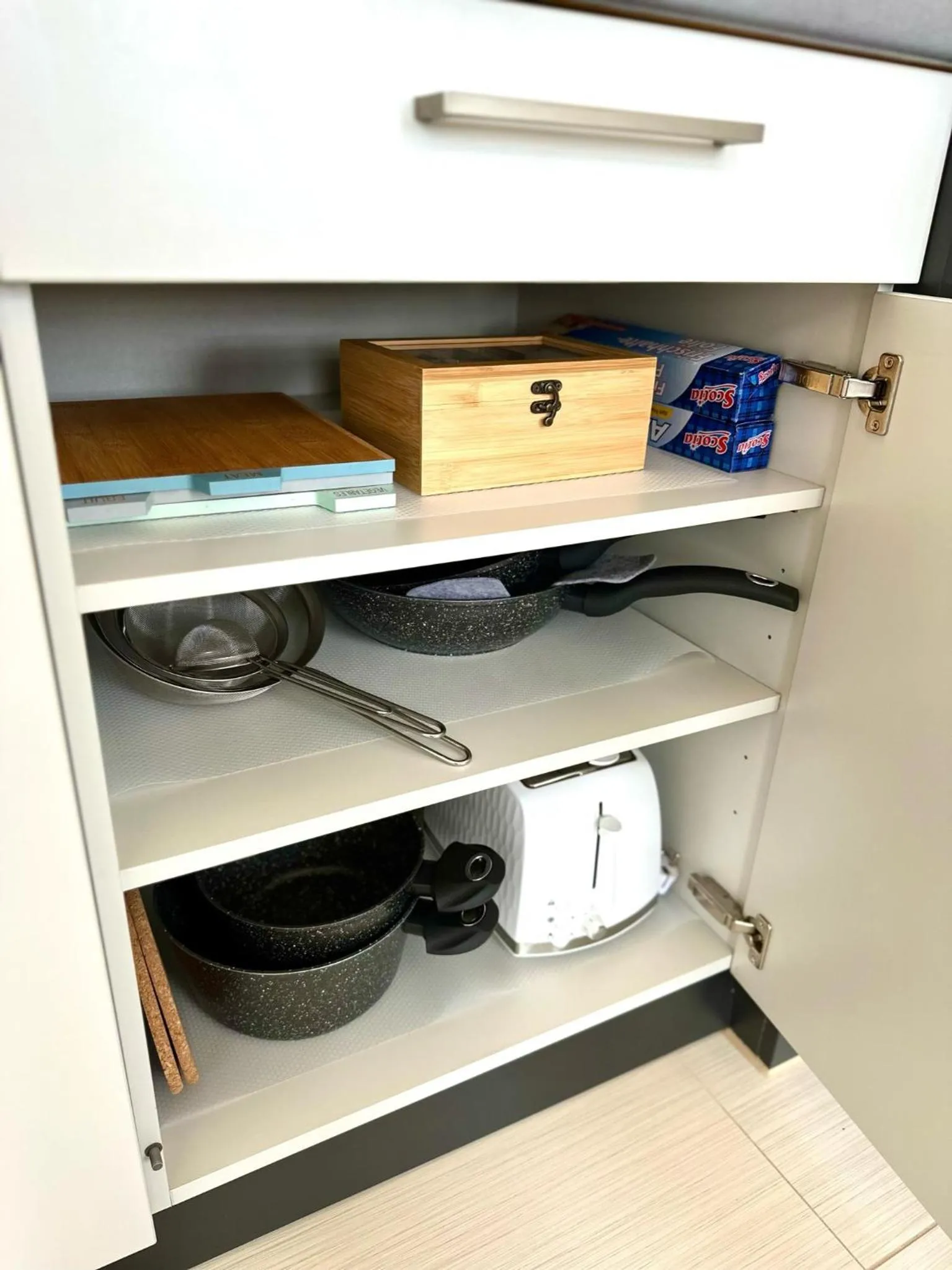 Kitchen or kitchenette in MEOS 1 -Zentrum-Balkon-Parkplatz-Gym-Uniklinik