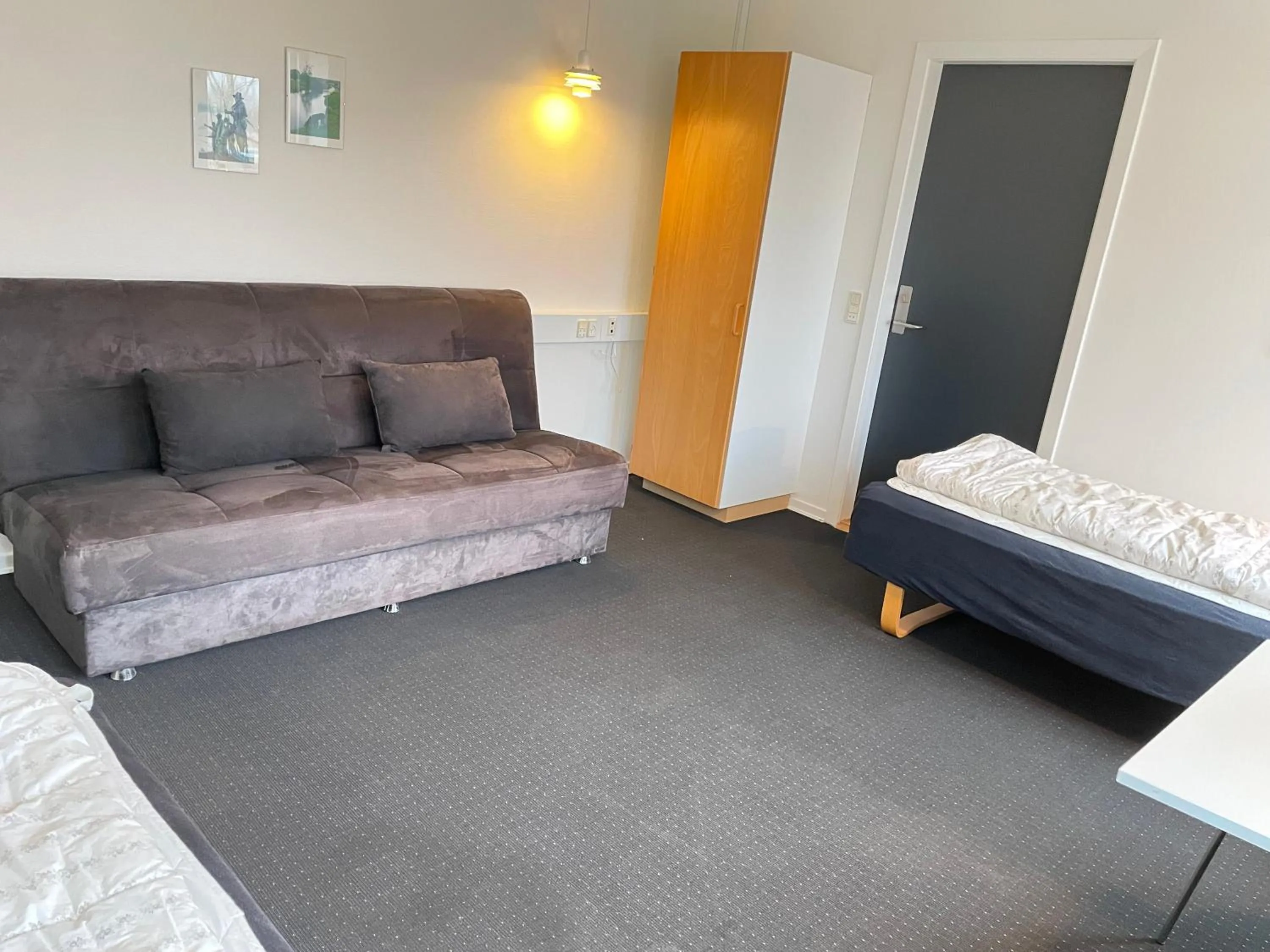 Seating area, Bed in rooms for rent Andersen Invest