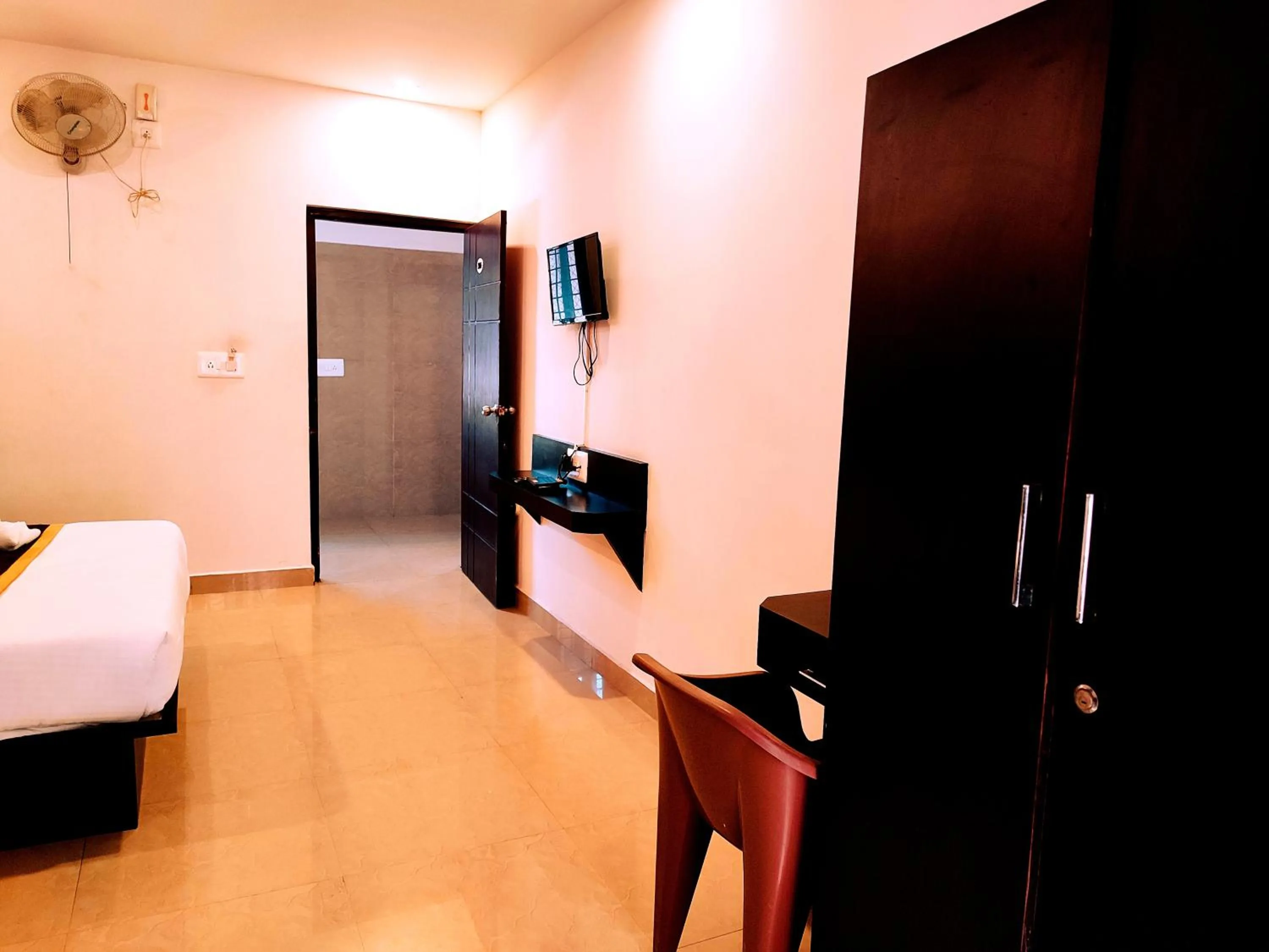 wardrobe, Bed in Yuvraj Galaxy Inn