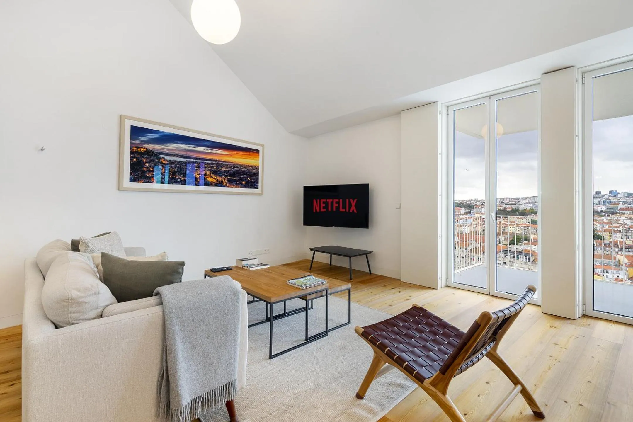 WHome City View Penthouse Luxurious Living in Lisbon with AC & Elevator