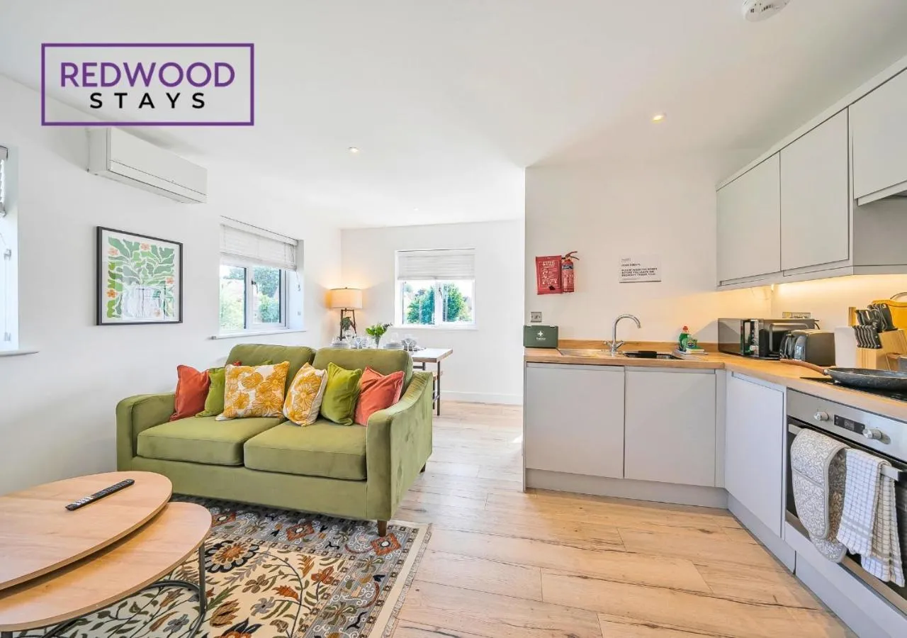 Kitchen or kitchenette in Modern Serviced Apartments For Contractors & Families with Free Parking, WiFi & Netflix By Redwood Stays
