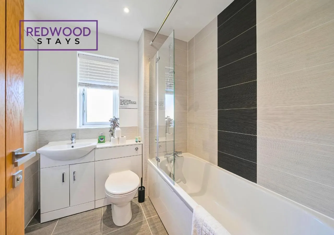 Shower in Modern Serviced Apartments For Contractors & Families with Free Parking, WiFi & Netflix By Redwood Stays