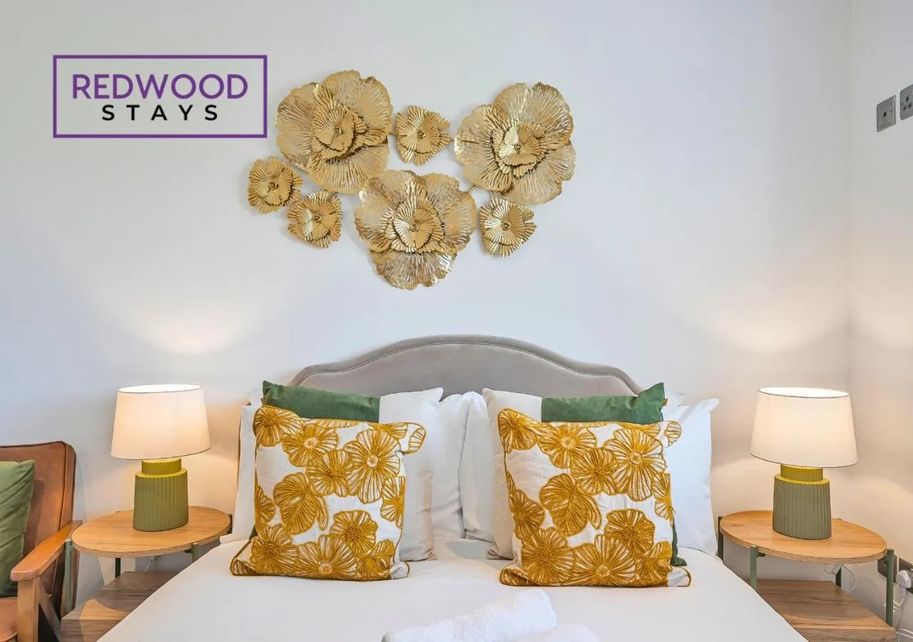 Bed in Modern Serviced Apartments For Contractors & Families with Free Parking, WiFi & Netflix By Redwood Stays
