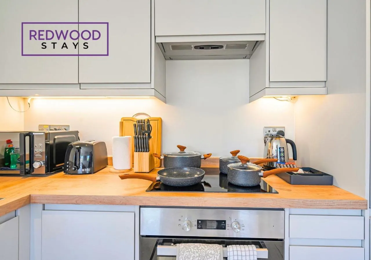 Kitchen or kitchenette in Modern Serviced Apartments For Contractors & Families with Free Parking, WiFi & Netflix By Redwood Stays
