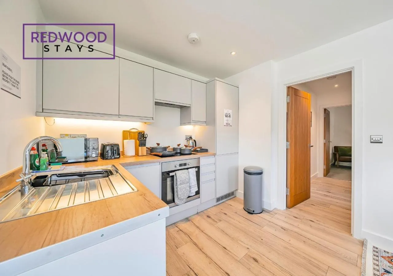 Kitchen or kitchenette in Modern Serviced Apartments For Contractors & Families with Free Parking, WiFi & Netflix By Redwood Stays