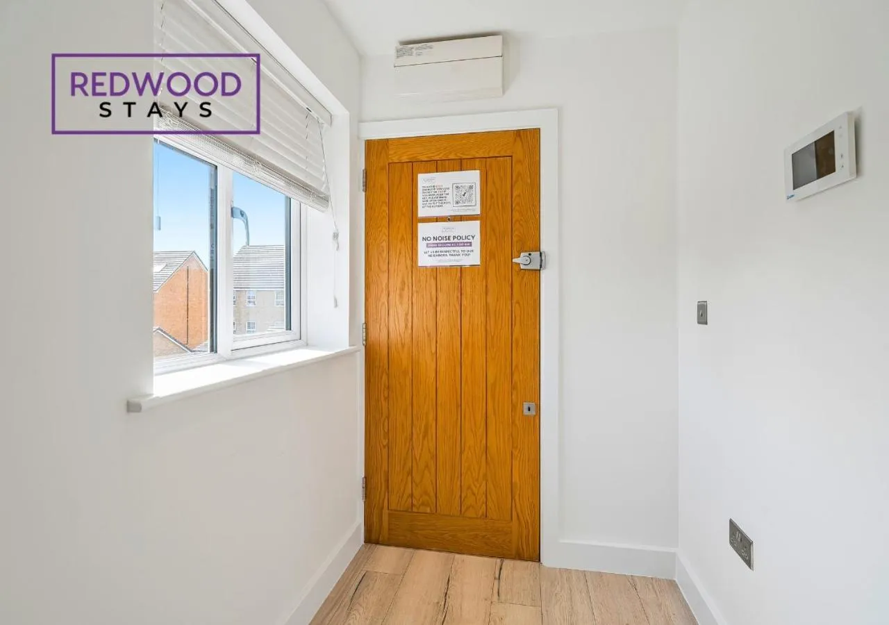 Facade/entrance in Modern Serviced Apartments For Contractors & Families with Free Parking, WiFi & Netflix By Redwood Stays