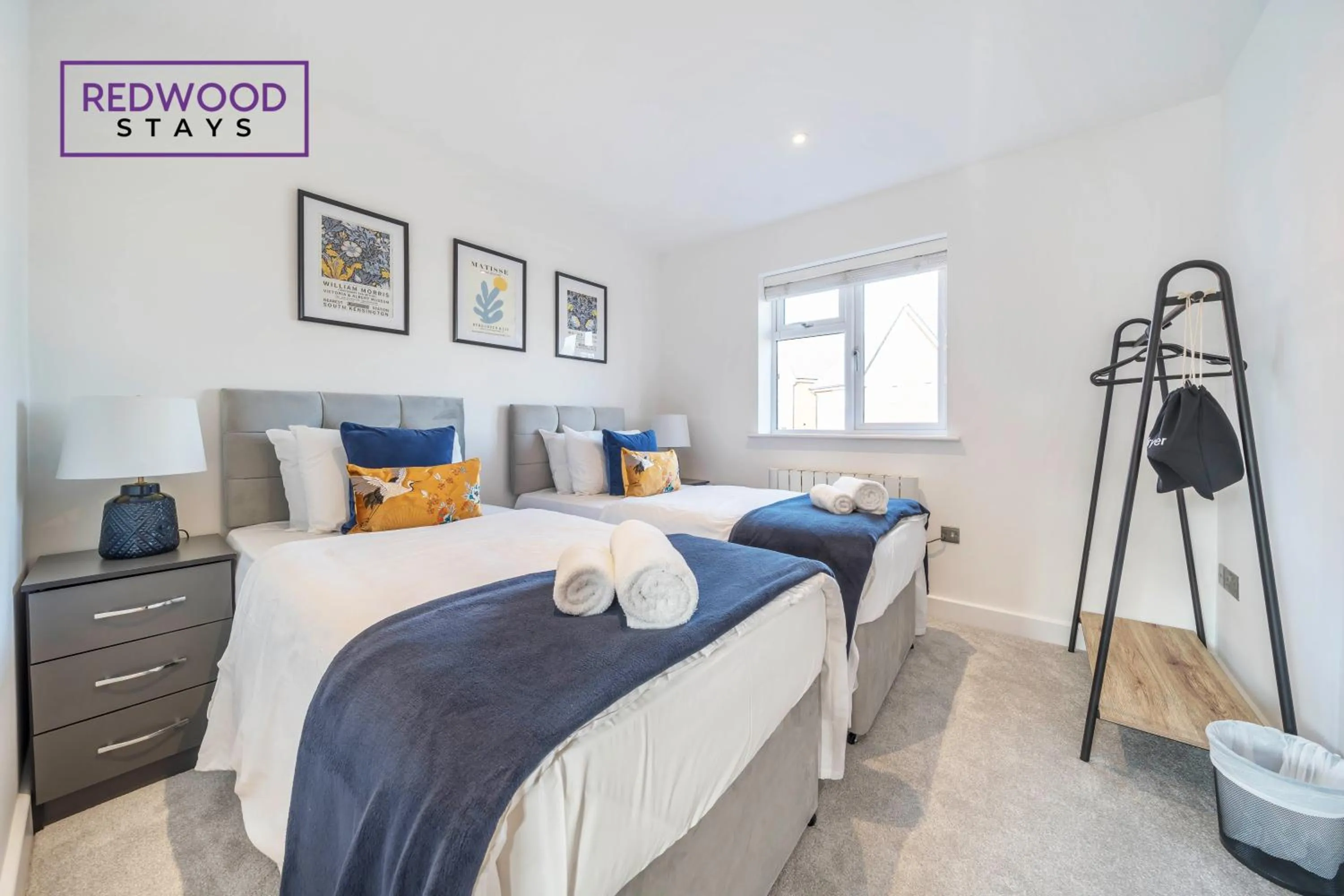 Bed in Modern Serviced Apartments For Contractors & Families with Free Parking, WiFi & Netflix By Redwood Stays