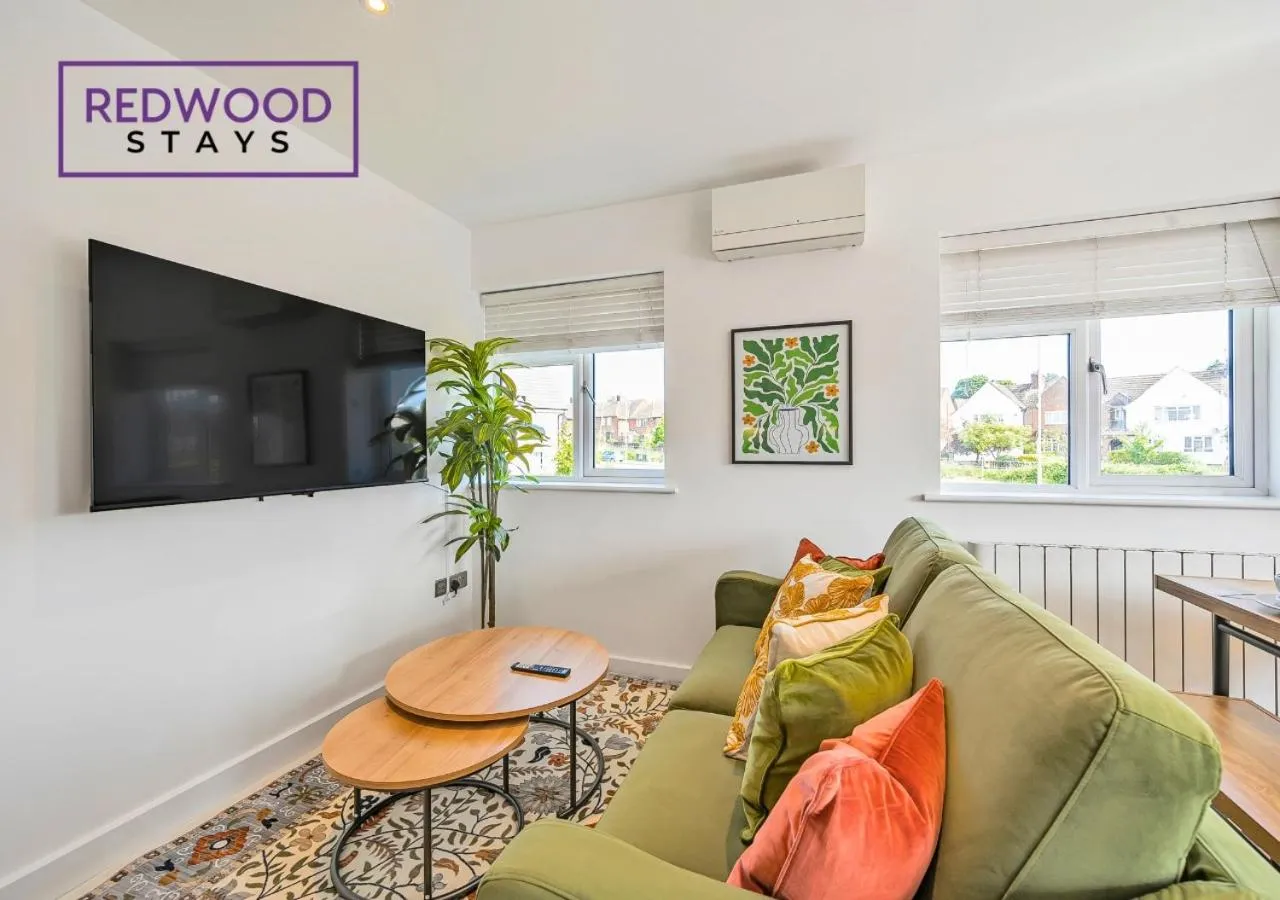 TV and multimedia in Modern Serviced Apartments For Contractors & Families with Free Parking, WiFi & Netflix By Redwood Stays
