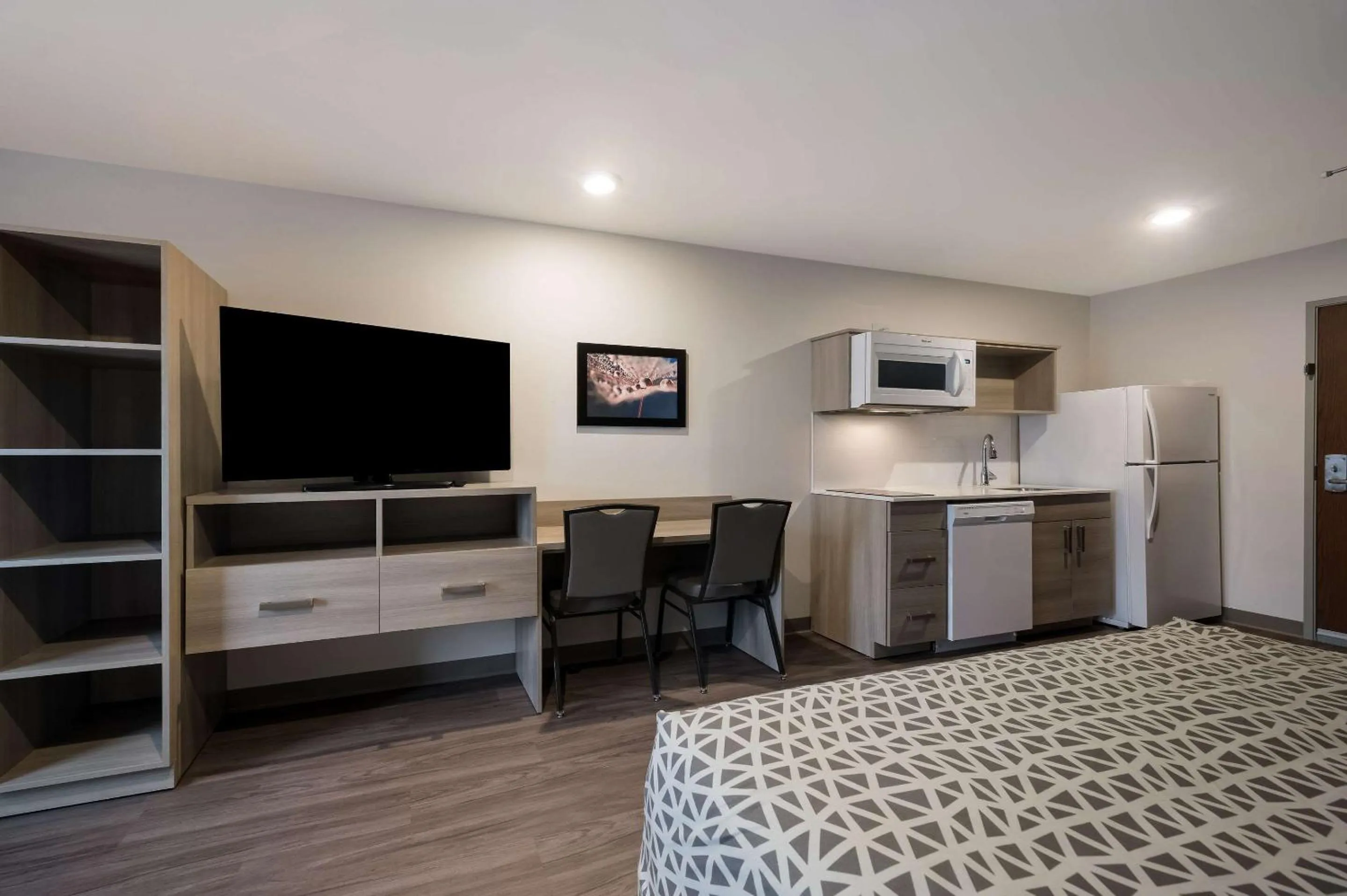 TV and multimedia, Bed in WoodSpring Suites Wixom - Novi