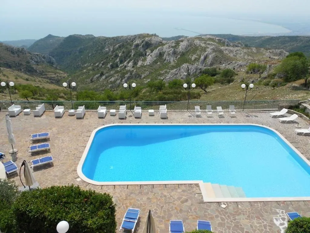 Swimming pool in Hotel Santangelo
