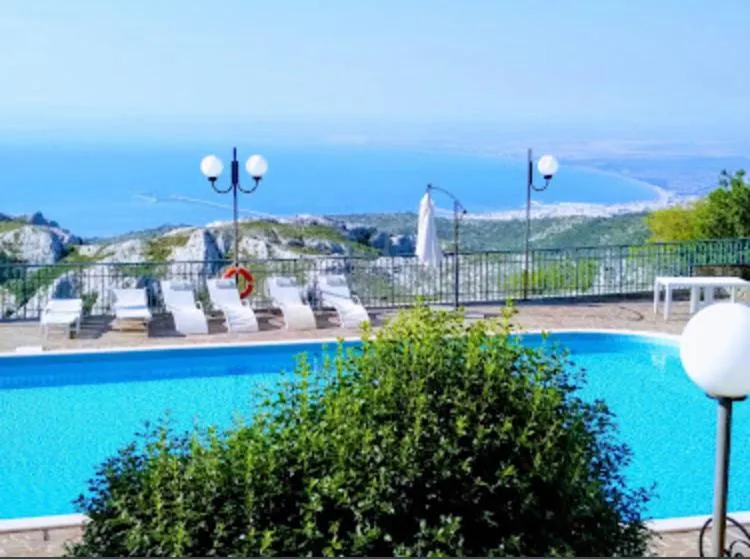 Swimming pool in Hotel Santangelo