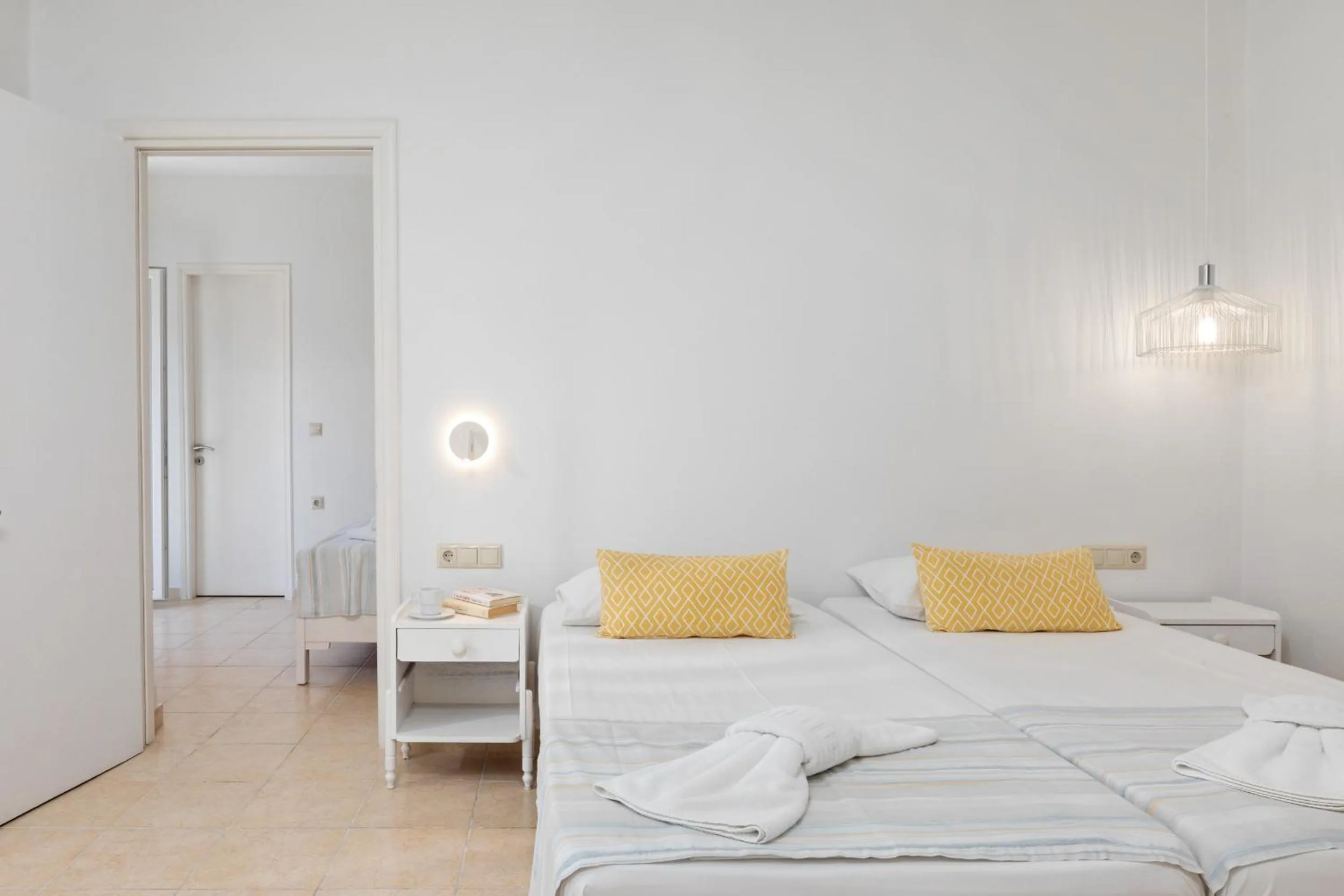 Coffee/tea facilities, Bed in Bella Vista Beach Hotel