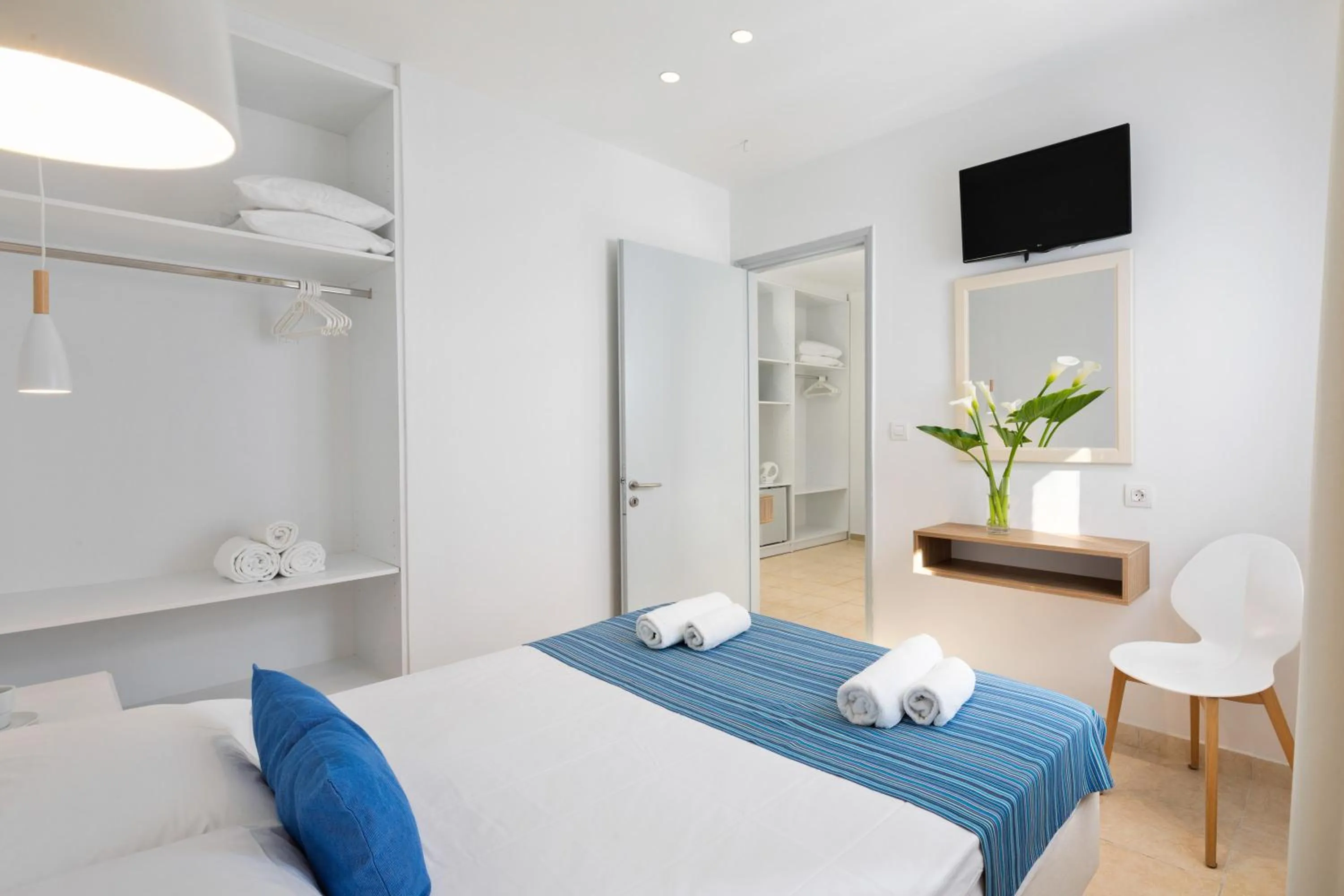 Shower, Bed in Bella Vista Beach Hotel