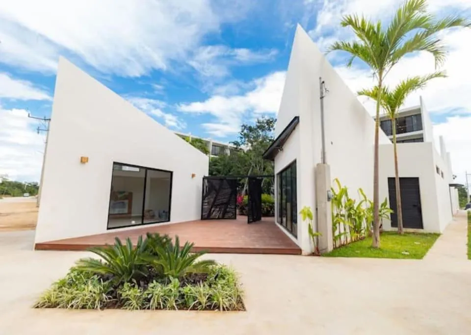 Near Beach+Jungle Views. King bed+220 megs+2 bikes