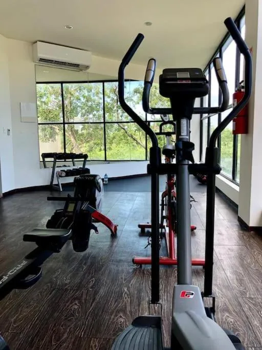 Near Beach+Jungle Views. King bed+220 megs+2 bikes