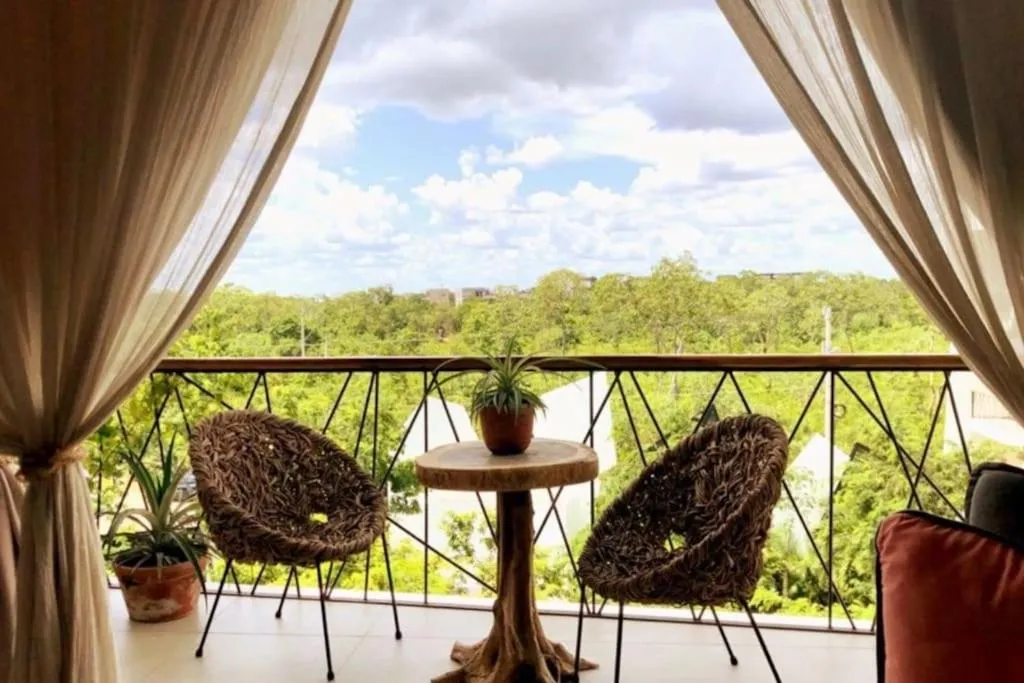 Day in Near Beach+Jungle Views. King bed+220 megs+2 bikes