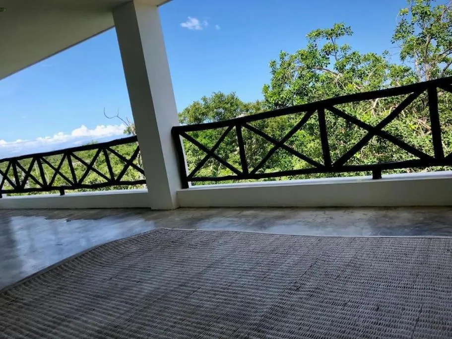 Near Beach+Jungle Views. King bed+220 megs+2 bikes