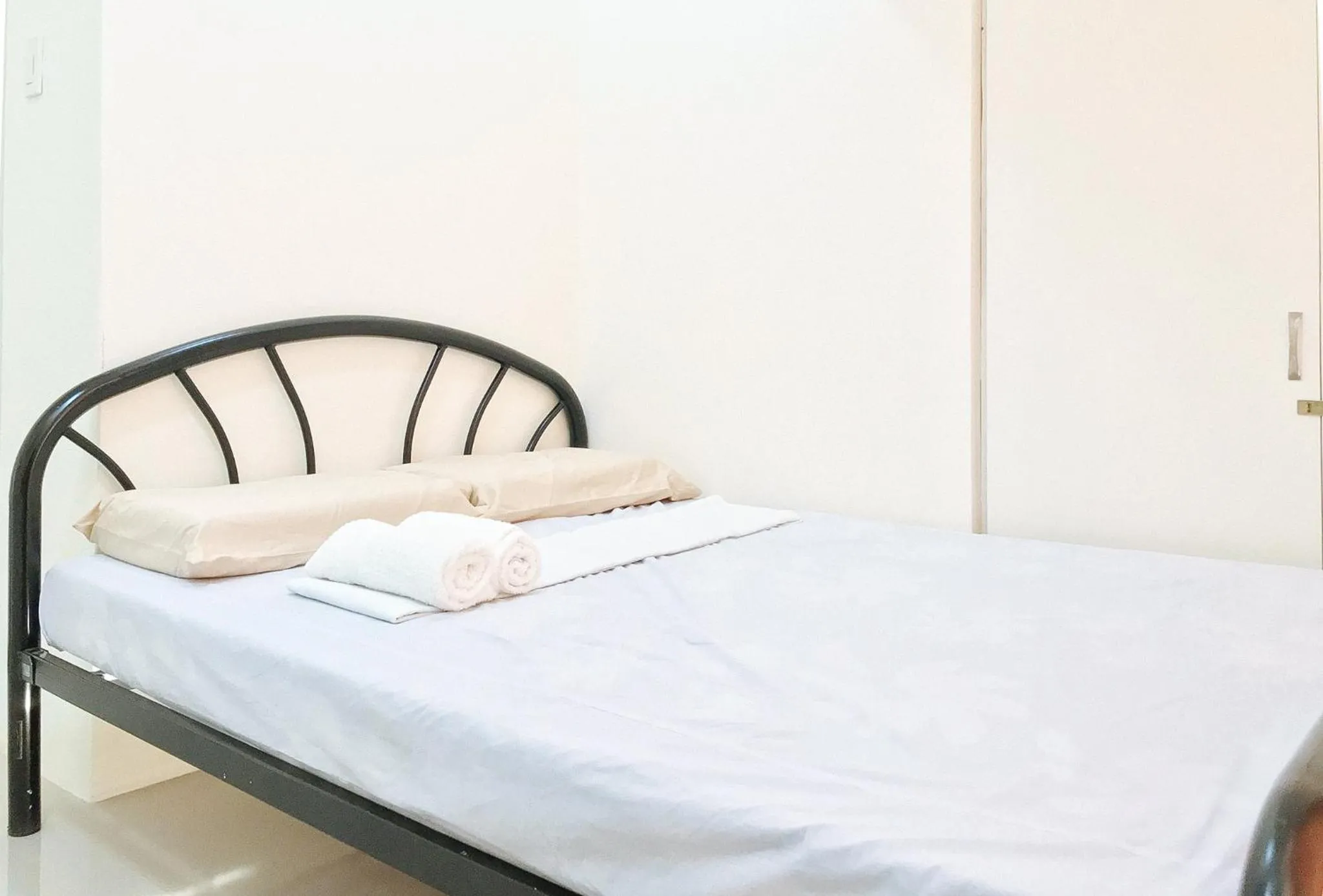 Bed in L and V Bantayan Guest House