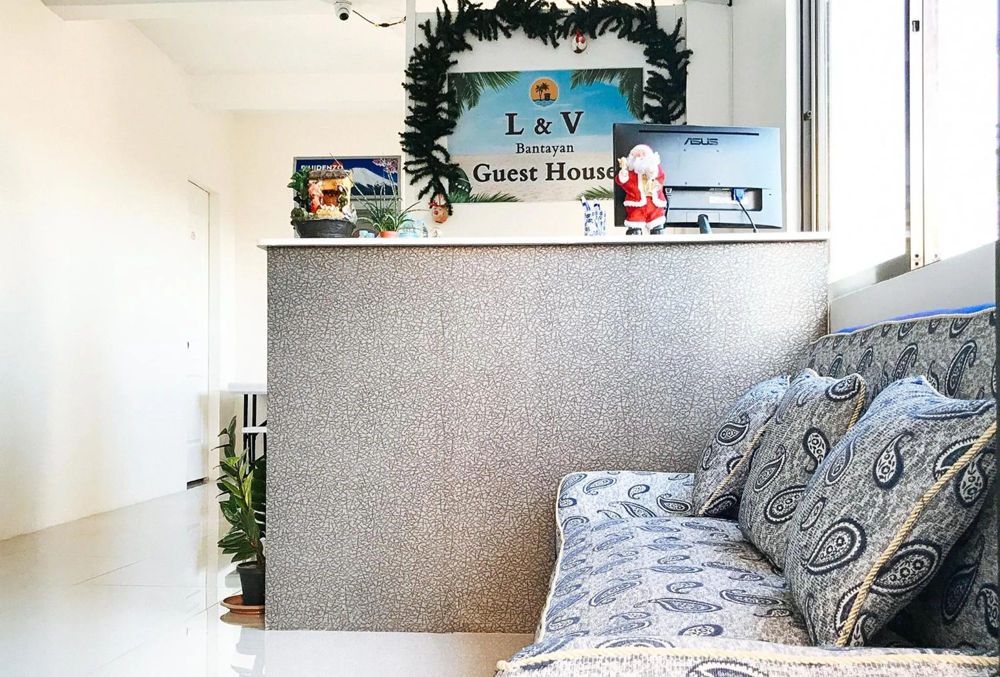 Lobby or reception in L and V Bantayan Guest House