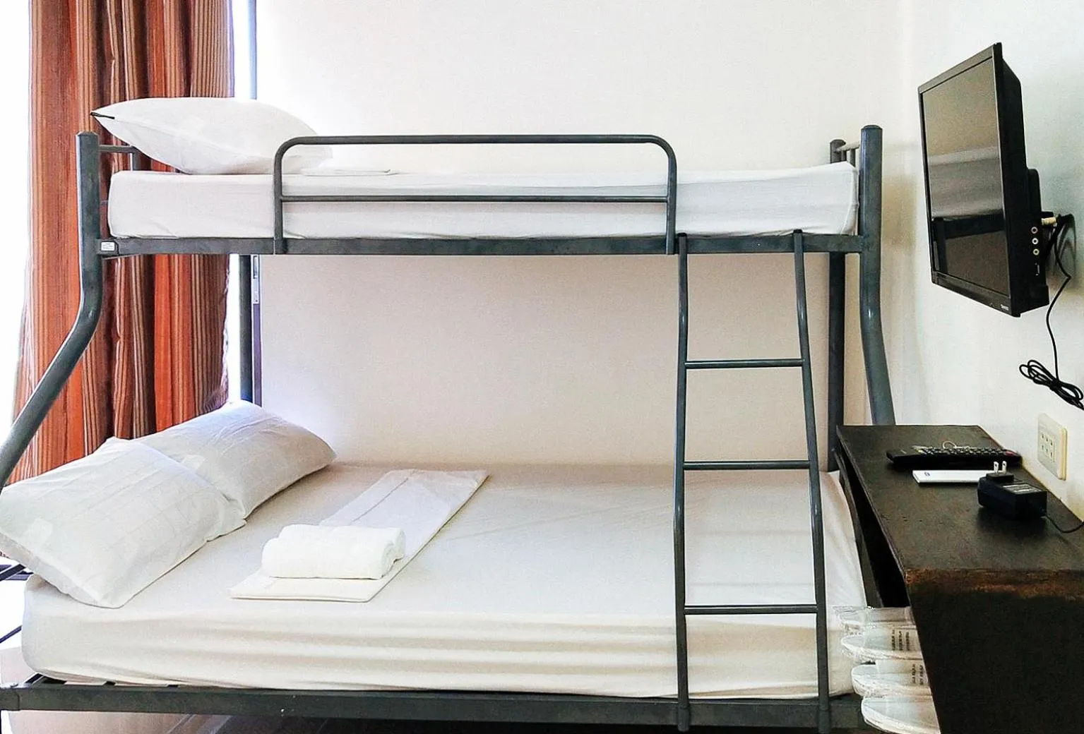 bunk bed in L and V Bantayan Guest House