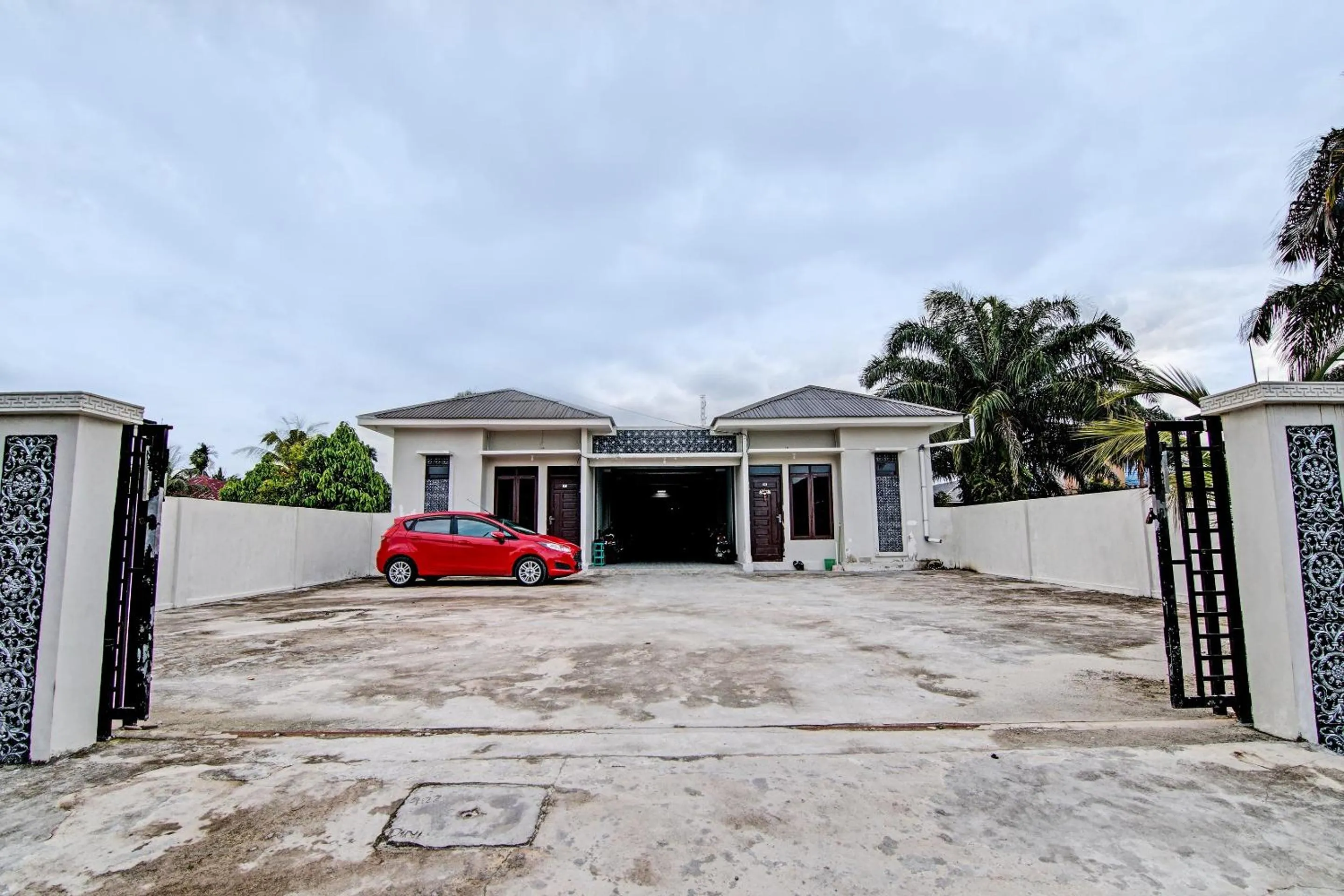 Facade/entrance in Hotel O Sandira Syariah