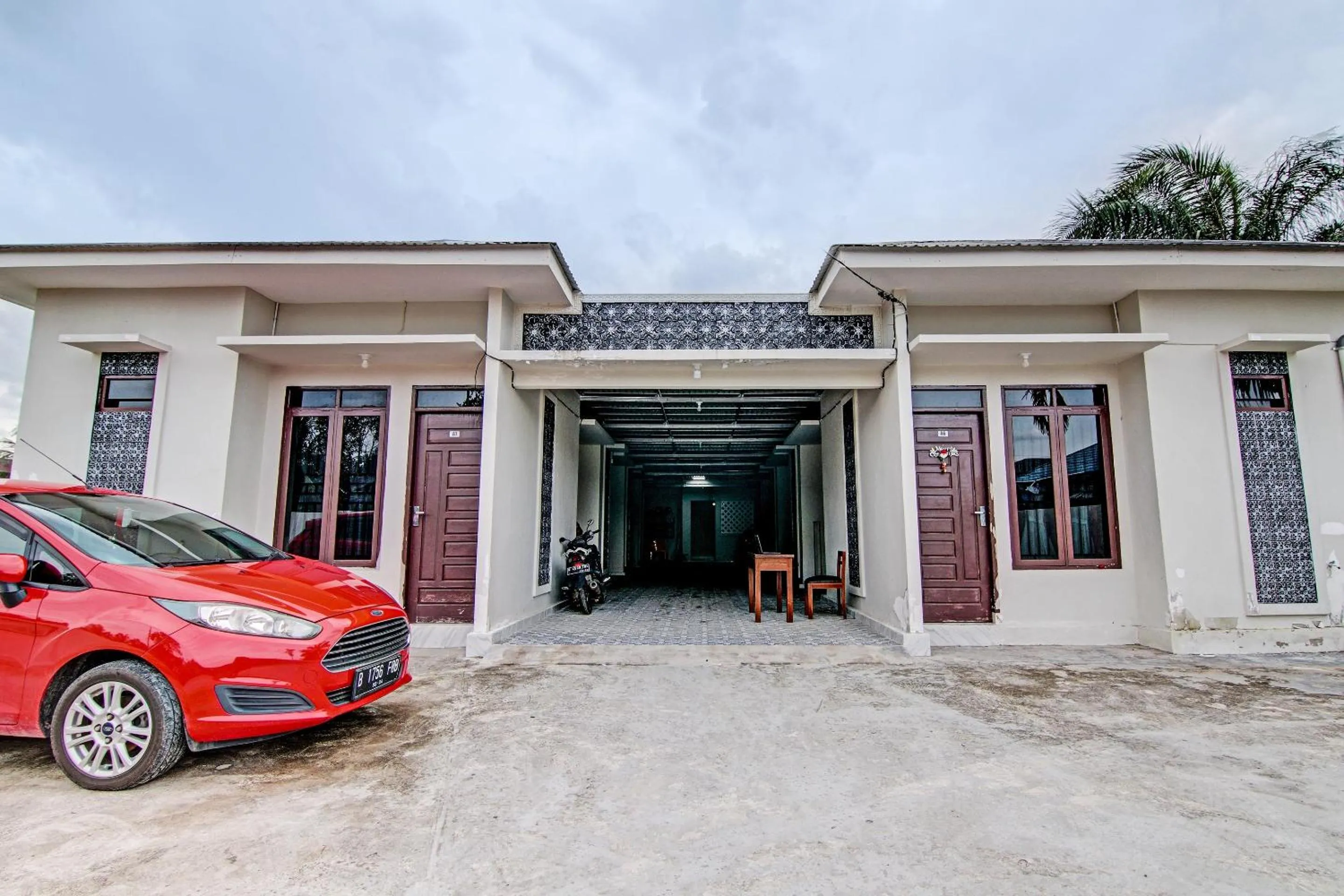 Facade/entrance in Hotel O Sandira Syariah