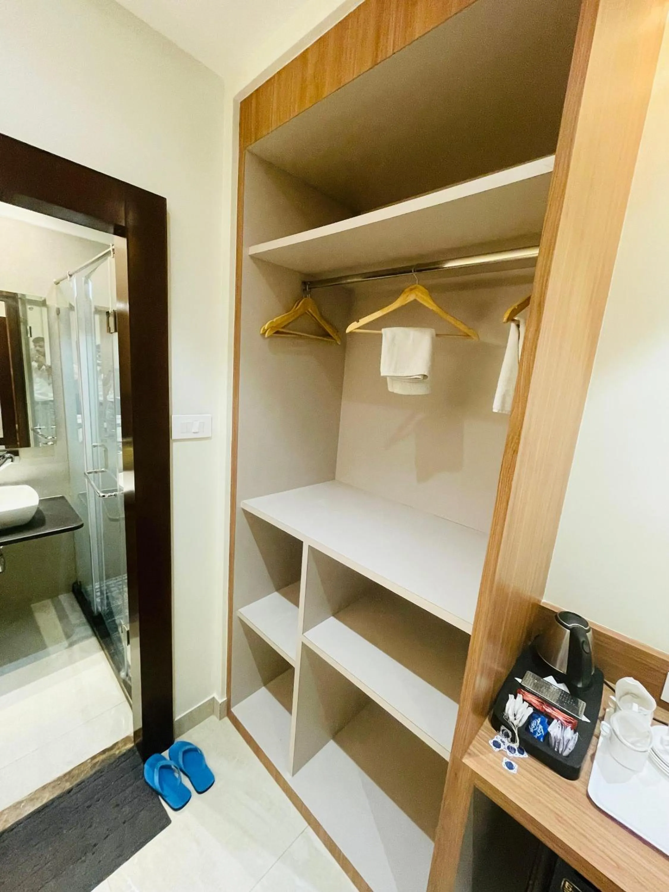 wardrobe, Bed in Hotel Banaras Villa