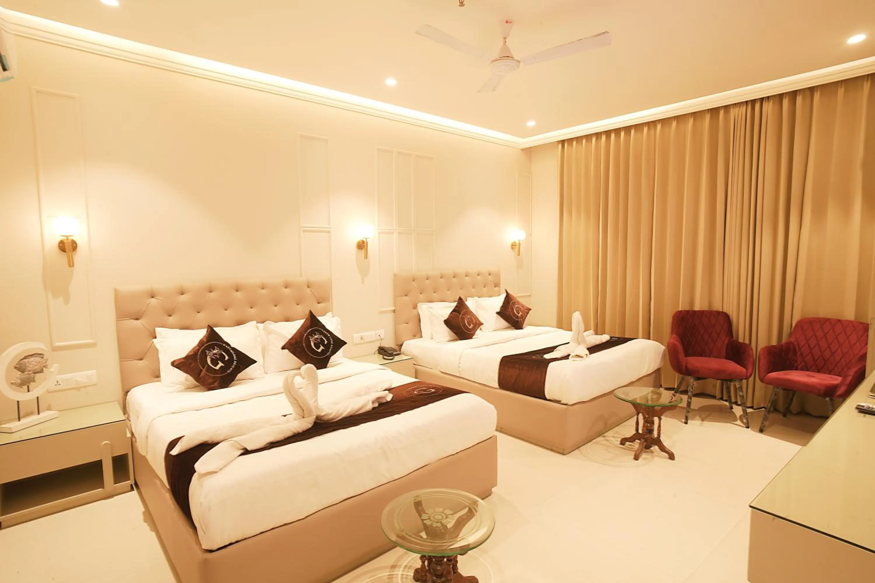 Living room, Bed in Hotel Green Land Heights