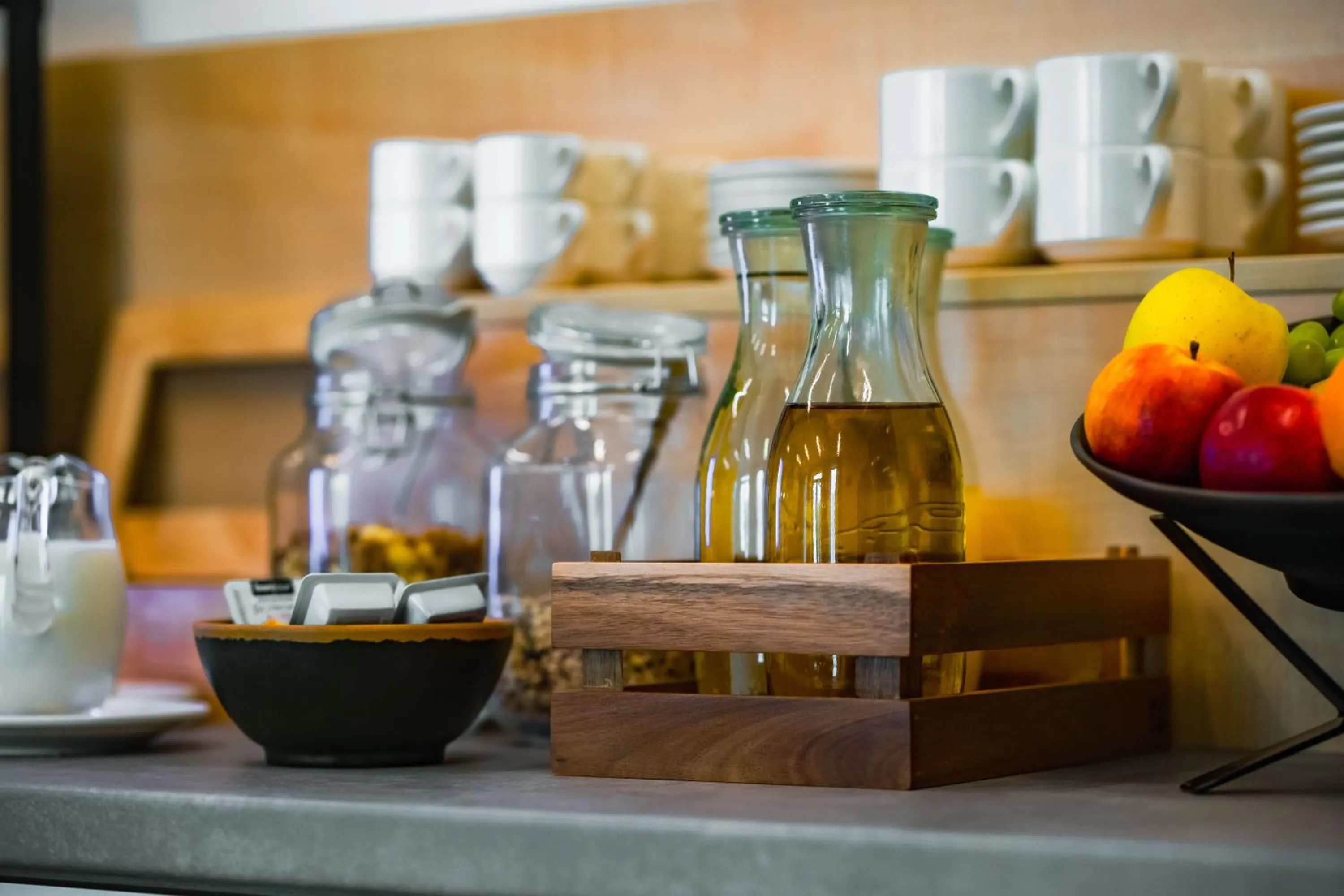 Restaurant/places to eat in Eleven Business & Sport Hotel