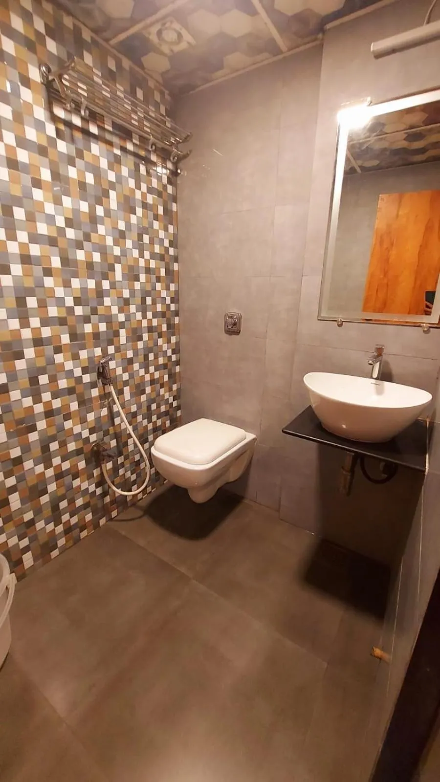 Shower in HOTEL RIGGA INN KOKILABEN DHIRUBHAI AMBANI Hospital