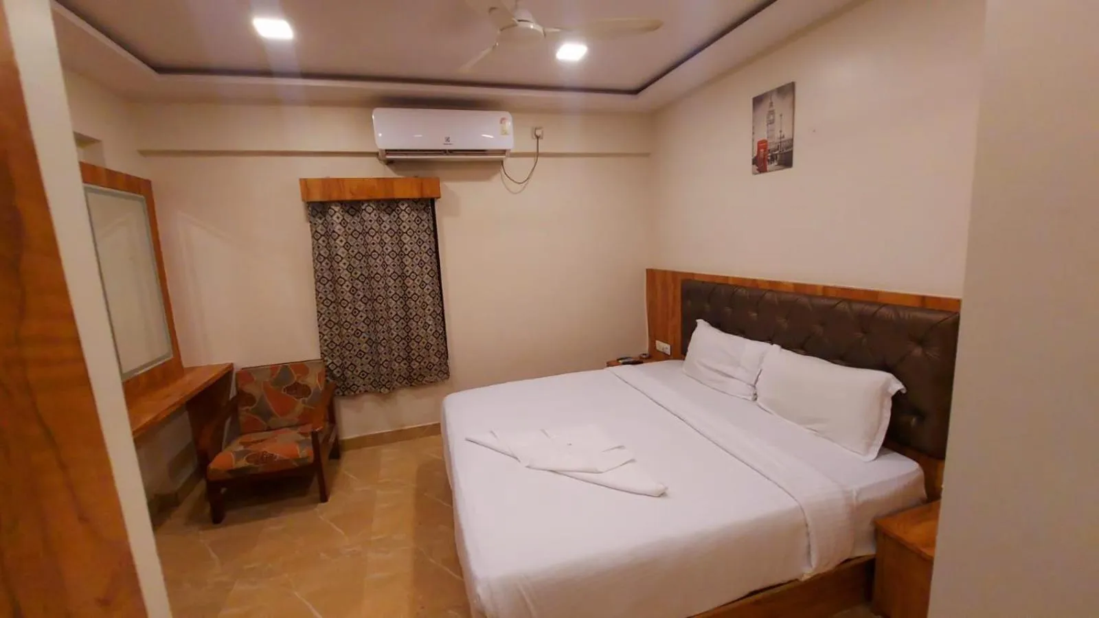 Bedroom, Bed in HOTEL RIGGA INN KOKILABEN DHIRUBHAI AMBANI Hospital