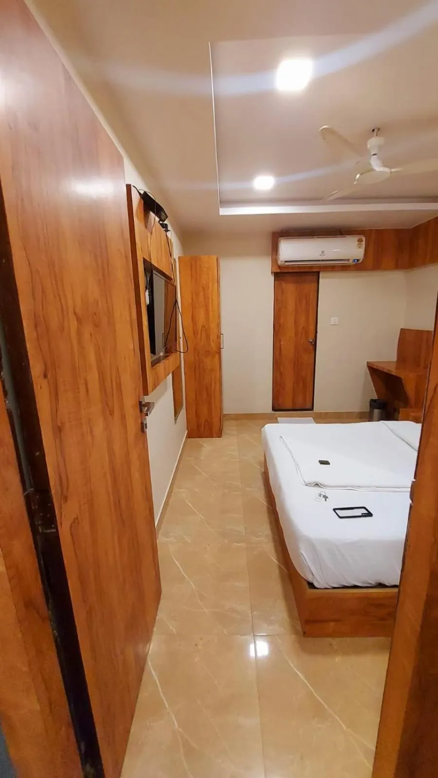 air conditioner, Bed in HOTEL RIGGA INN KOKILABEN DHIRUBHAI AMBANI Hospital