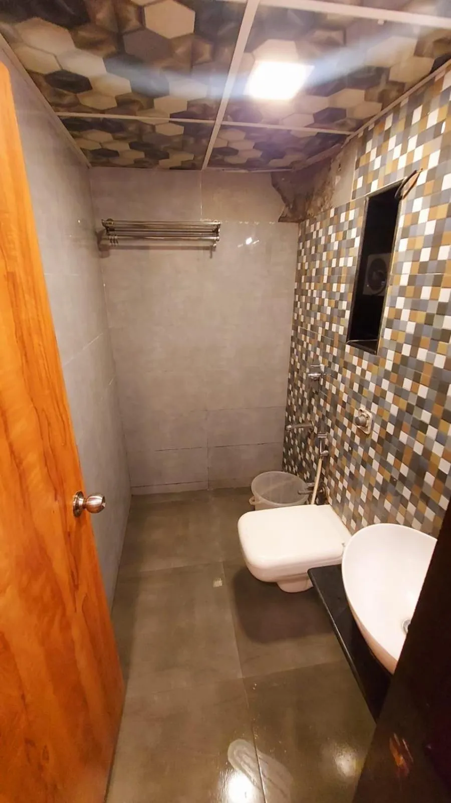 Toilet in HOTEL RIGGA INN KOKILABEN DHIRUBHAI AMBANI Hospital