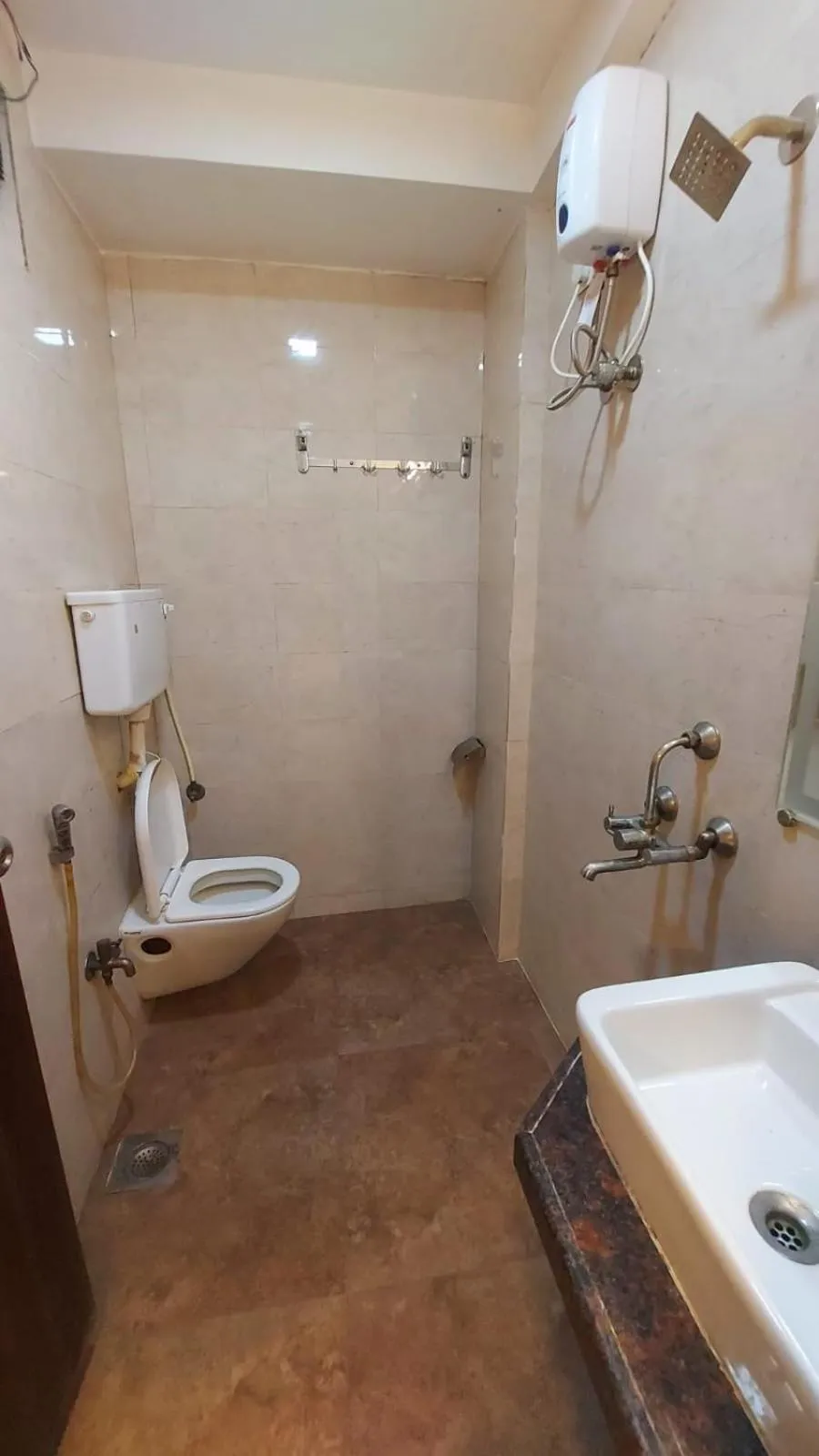 Toilet in HOTEL RIGGA INN KOKILABEN DHIRUBHAI AMBANI Hospital