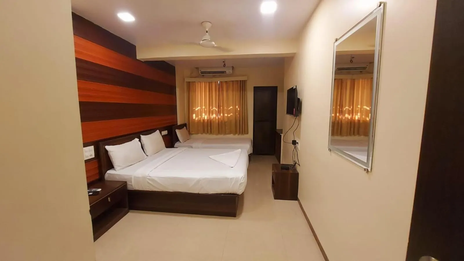 Bedroom, Bed in HOTEL RIGGA INN KOKILABEN DHIRUBHAI AMBANI Hospital