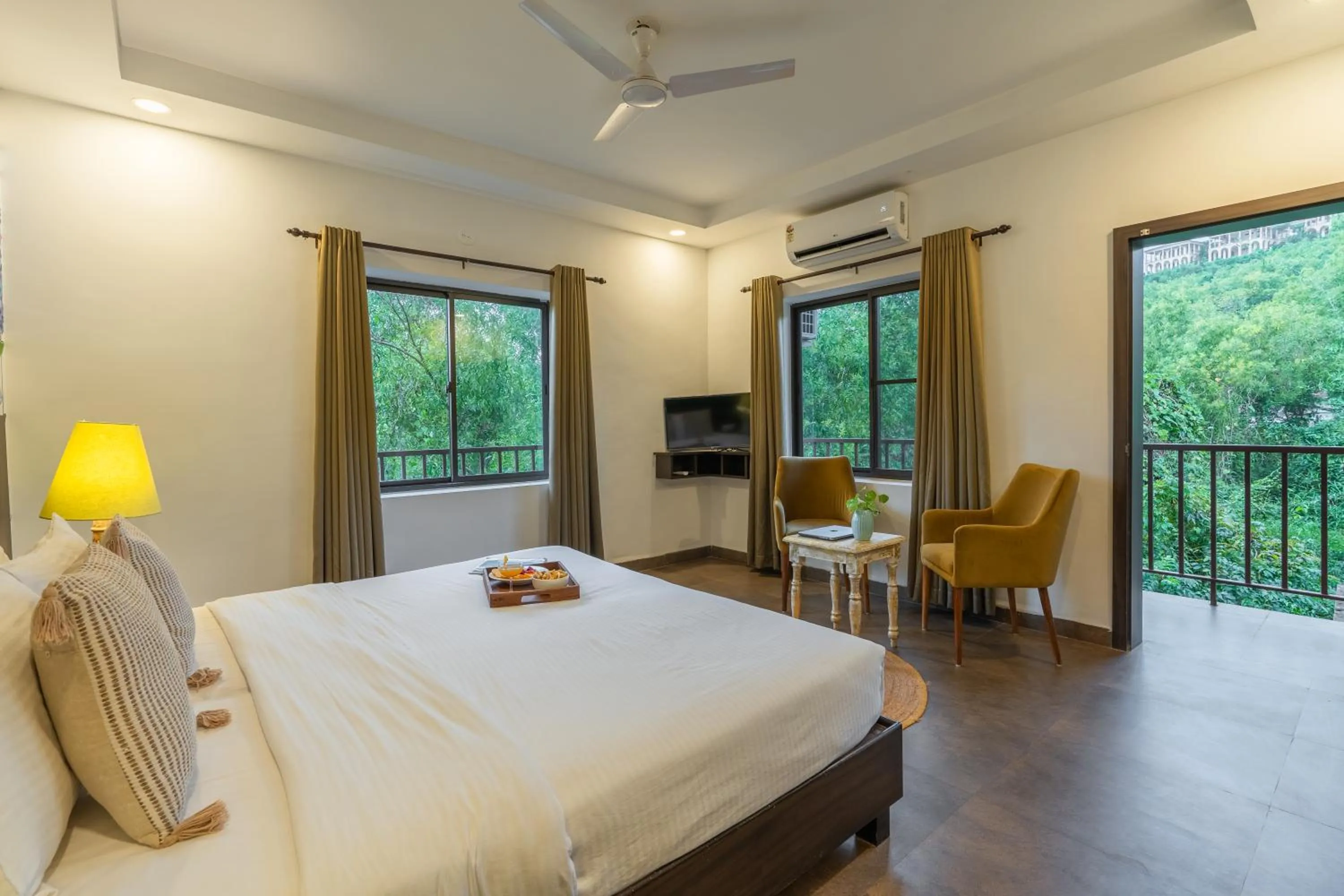 Photo of the whole room, Bed in Locomo Boutique, Morjim - Cozy tropical stay, near beach