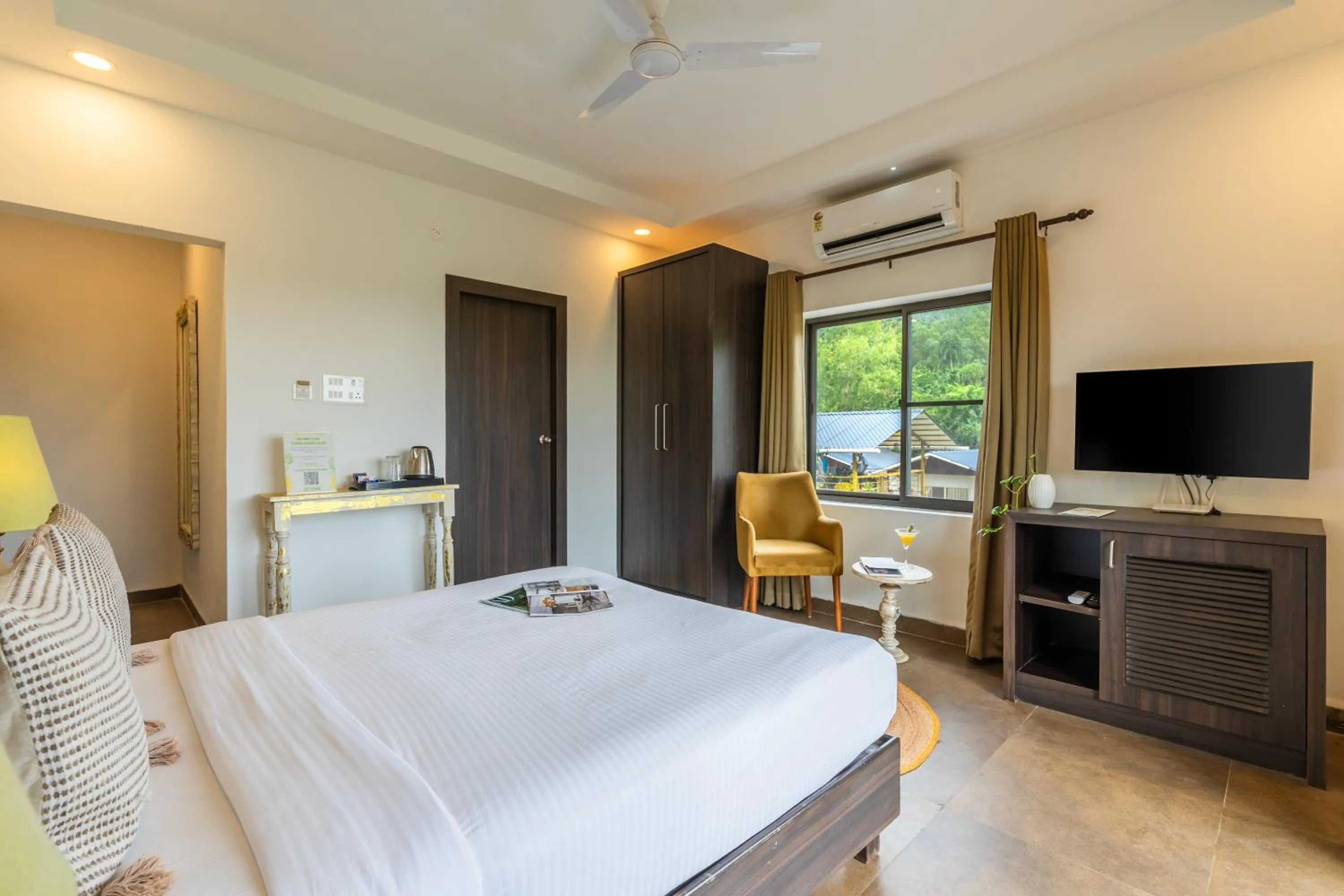 Bed in Locomo Boutique, Morjim - Cozy tropical stay, near beach