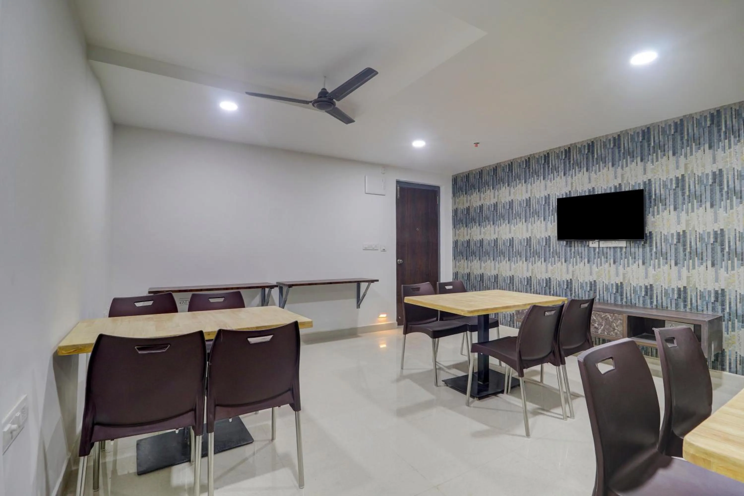 Restaurant/places to eat in Treebo Destination Inn