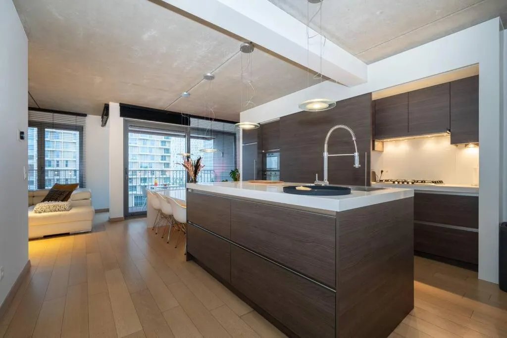 London 993 Loft 402